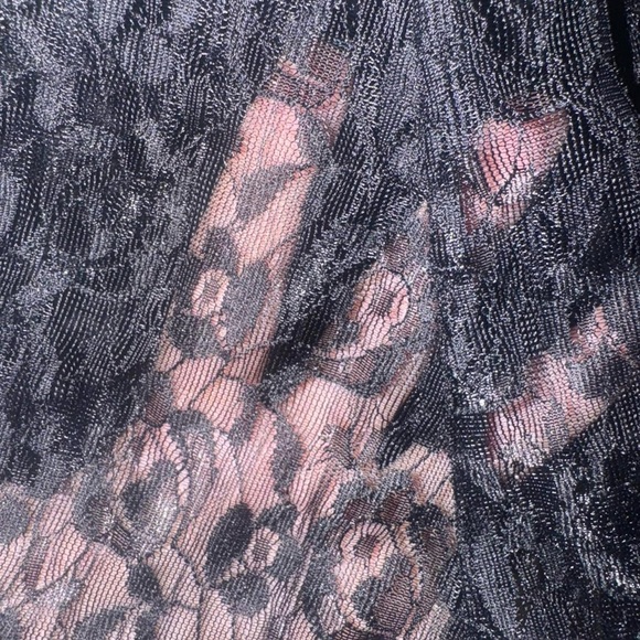 Chic Black Midi Skirt - Picture 2 of 3